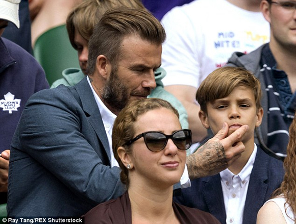 Becks,Becks lấy nước bọt lau miệng cho con trai,Romeo,bố con Becks đi xem quần vợt