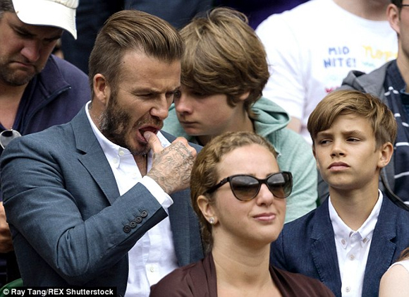 Becks,Becks lấy nước bọt lau miệng cho con trai,Romeo,bố con Becks đi xem quần vợt