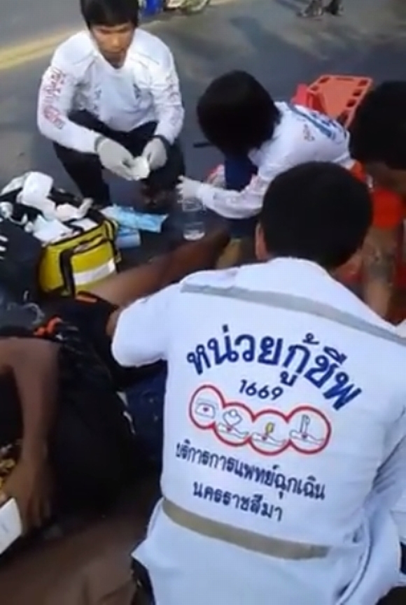 Xúc động nam thanh niên ôm chặt bạn gái khi gặp nạn,  ôm chặt bạn gái khi gặp nạn, tình yêu, cộng đồng, giới trẻ, tin ngôi sao