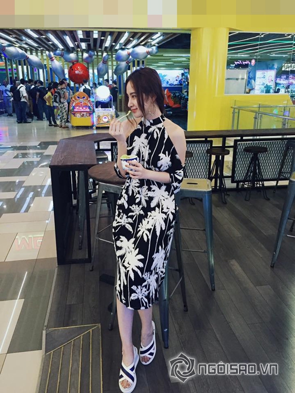 Trang Trần,Angela Phương Trinh,Trang Trần nhắc nhở Angela Phương Trinh,Angela Phương Trinh đội mũ khi đi chùa,Angela Phương Trinh quy y cửa phật