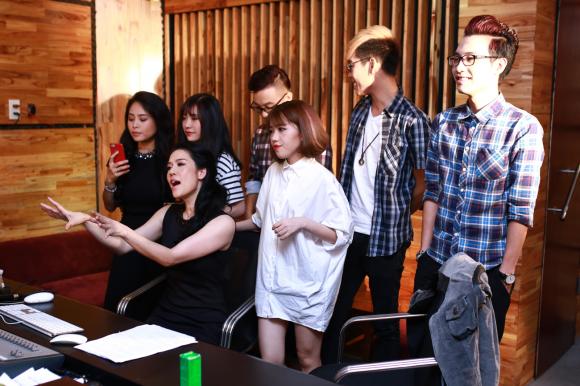tuan hung, tuan hung lam giam khao giong hat viet, tuan hung va hoc tro, tuan hung truoc them liveshow,  liveshow giong hat viet, giong hat viet 2015, thu phuong, my tam, dam vinh hung, tin tuc sao