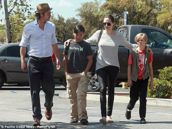 Angelina Jolie,Angelina Jolie và Brad Pitt,Angelina Jolie và Brad Pitt đưa con đi mua sắm,Pax Thiên,con trai nuôi gốc Việt Pax Thiên