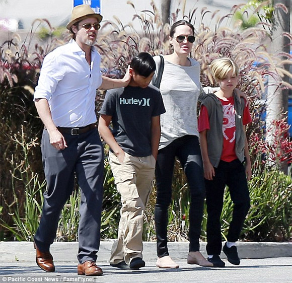 Angelina Jolie, Vợ chồng Angelina Jolie, Brad Pitt và Angelina Jolie, sao, scandal, sao nợ, tin ngôi sao