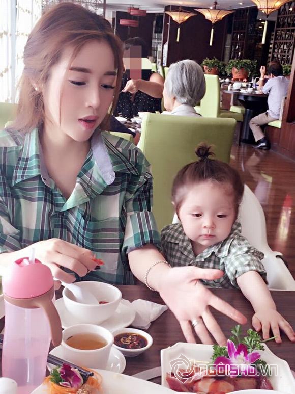 Cadie, Cadie đi ăn hàng, Cadie và mẹ, Elly Trần, mẹ Cadie, con gái Elly Trần, tin ngoi sao