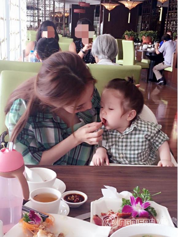 Cadie, Cadie đi ăn hàng, Cadie và mẹ, Elly Trần, mẹ Cadie, con gái Elly Trần, tin ngoi sao