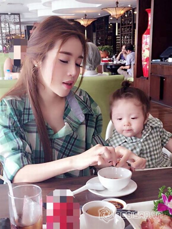 Cadie, Cadie đi ăn hàng, Cadie và mẹ, Elly Trần, mẹ Cadie, con gái Elly Trần, tin ngoi sao