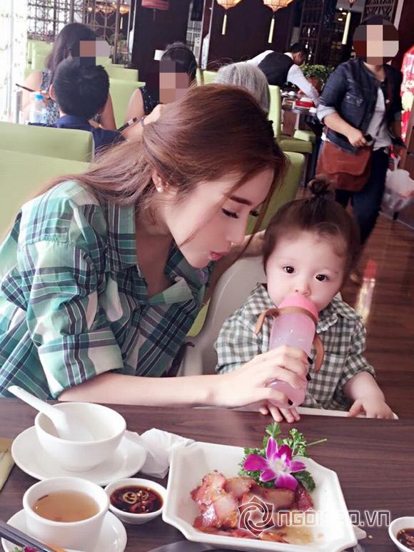 Cadie, Cadie đi ăn hàng, Cadie và mẹ, Elly Trần, mẹ Cadie, con gái Elly Trần, tin ngoi sao