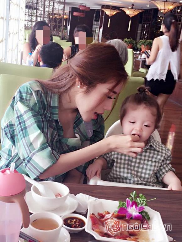 Cadie, Cadie đi ăn hàng, Cadie và mẹ, Elly Trần, mẹ Cadie, con gái Elly Trần, tin ngoi sao