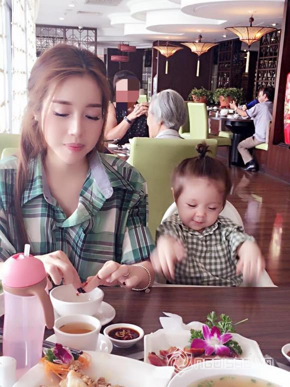 Cadie, Cadie đi ăn hàng, Cadie và mẹ, Elly Trần, mẹ Cadie, con gái Elly Trần, tin ngoi sao