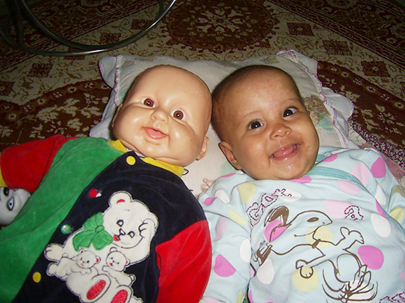 em bé giống hệt búp bê,phân biệt sự giống nhau giữa em bé và búp bê,tấm hình em bé giống hệt búp bê,em bé ngộ nghĩnh,em bé dễ thương