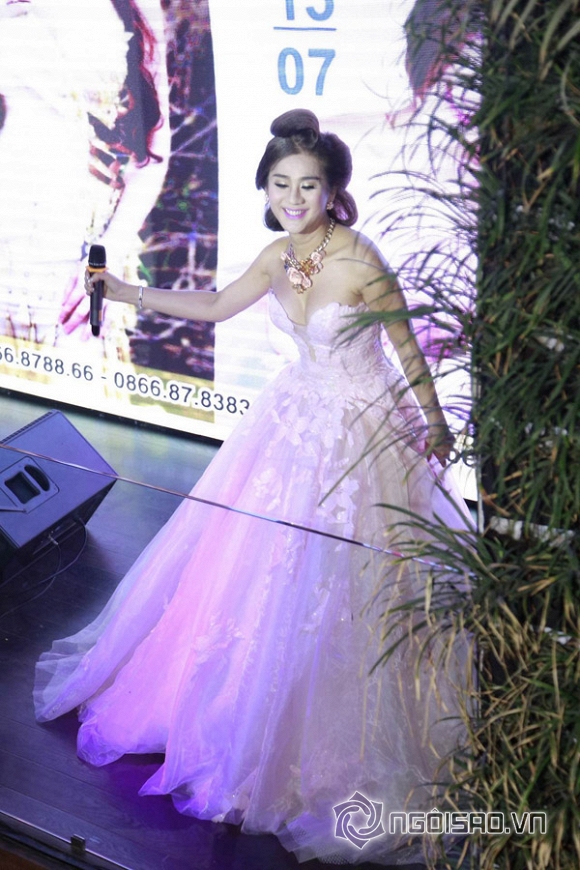 Lâm Chi Khanh, nữ ca sĩ Lâm Chi Khanh, công chúa Lâm Chi Khanh, người đẹp chuyển giới, Lâm Chi Khanh thay váy như cô dâu, Lâm Chi Khanh khoe vòng một trong sinh nhật