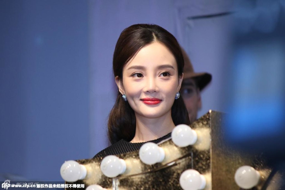 Lý Tiểu Lộ,Lý Tiểu Lộ cằm lệch,nhan sắc Lý Tiểu Lộ ngày càng khác lạ,Lý Tiểu Lộ tại sự kiện
