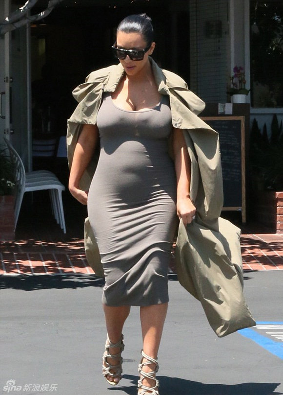 bà bầu Kim,Kim Kardashian,bà bầu Kim khoe dáng với váy mỏng tang,bà bầu Kim diện váy ôm sát cơ thể