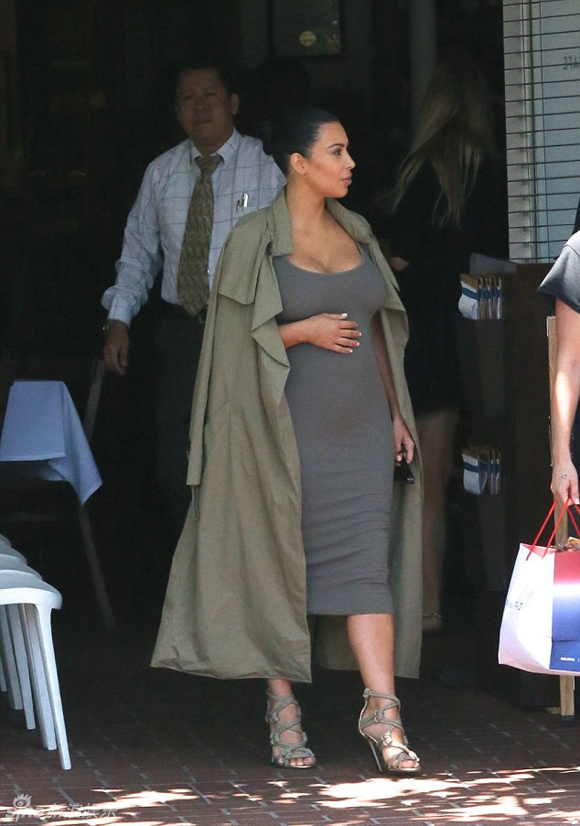 bà bầu Kim,Kim Kardashian,bà bầu Kim khoe dáng với váy mỏng tang,bà bầu Kim diện váy ôm sát cơ thể