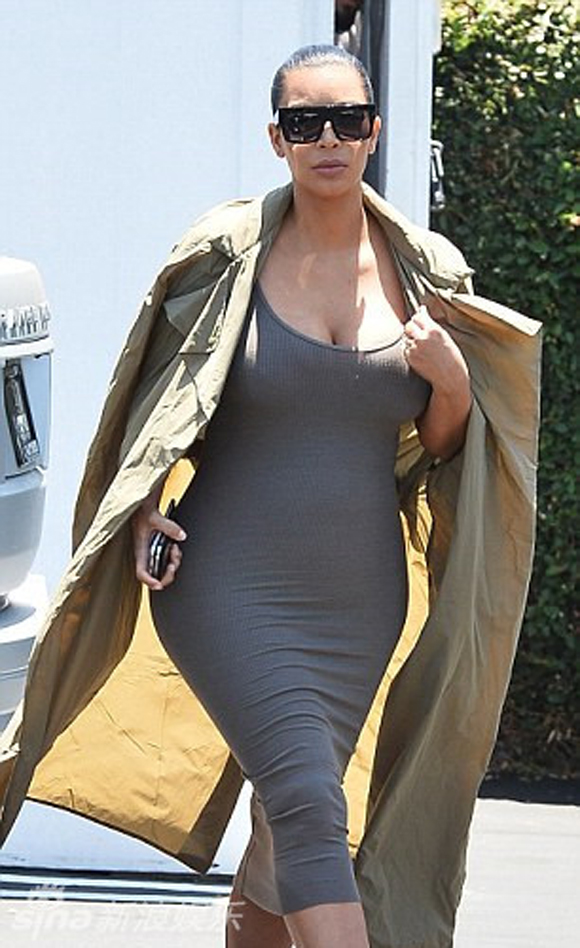 bà bầu Kim,Kim Kardashian,bà bầu Kim khoe dáng với váy mỏng tang,bà bầu Kim diện váy ôm sát cơ thể
