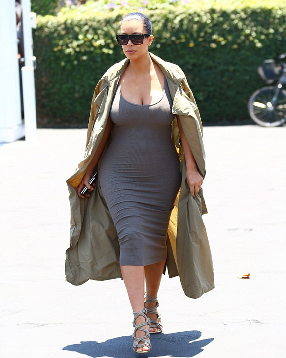 bà bầu Kim,Kim Kardashian,bà bầu Kim khoe dáng với váy mỏng tang,bà bầu Kim diện váy ôm sát cơ thể