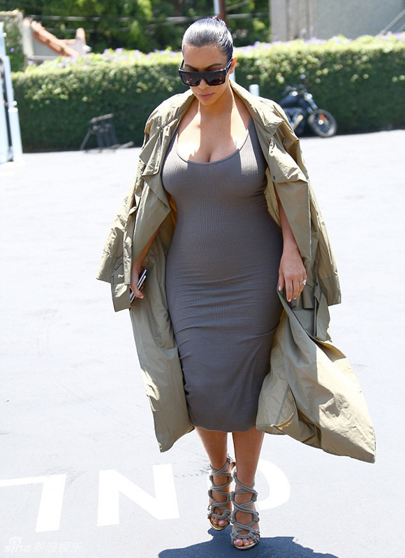 bà bầu Kim,Kim Kardashian,bà bầu Kim khoe dáng với váy mỏng tang,bà bầu Kim diện váy ôm sát cơ thể