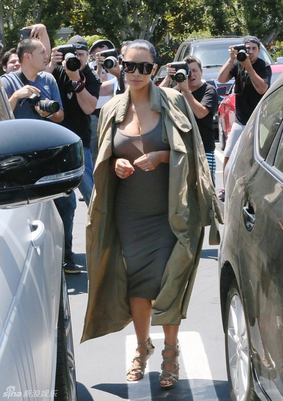 bà bầu Kim,Kim Kardashian,bà bầu Kim khoe dáng với váy mỏng tang,bà bầu Kim diện váy ôm sát cơ thể
