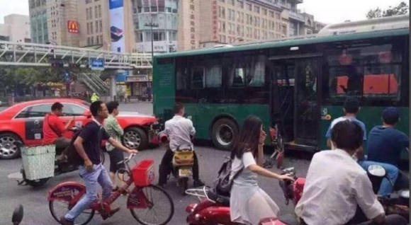 Psy,Psy gây tai nạn,xe sang của Psy gây tai nạn,Psy gây tai nạn ở Trung Quốc,Psy đâm vào xe bus.