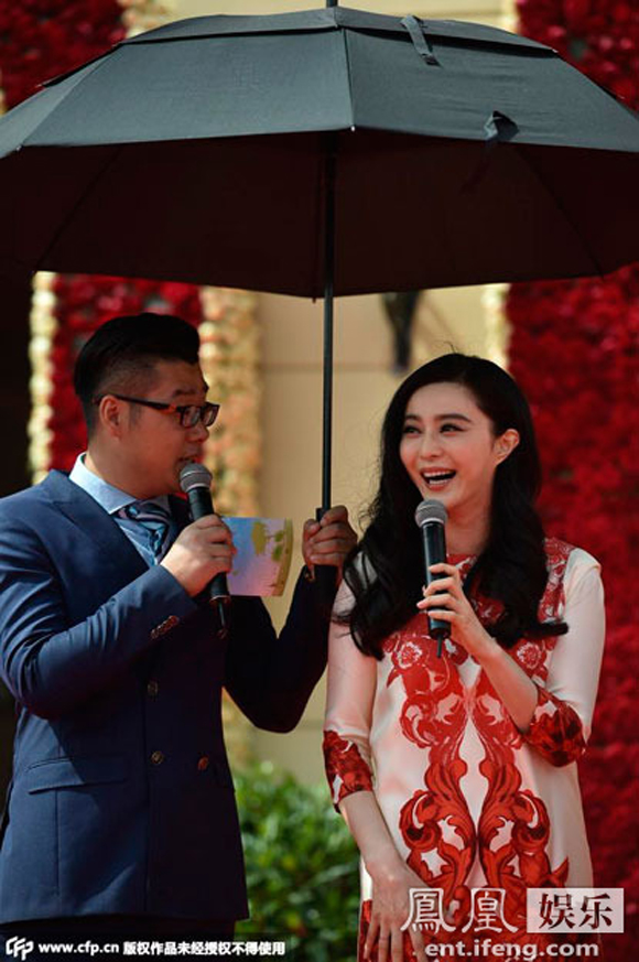 Phạm Băng Băng,Phạm Băng Băng bị chỉ trích,Phạm Băng Băng bắt MC cầm ô che nắng,Phạm Băng Băng bắt MC vừa phỏng vấn vừa che ô