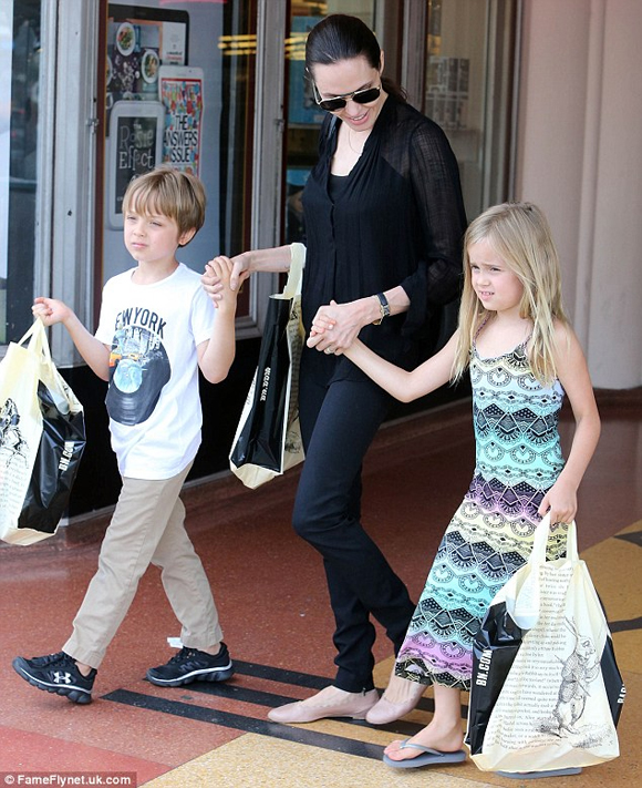 Angelina Jolie,Angelina Jolie đưa hai con sinh đôi đi mua sắm,Knox và Vivienne,sinh nhật Knox và Vivienne