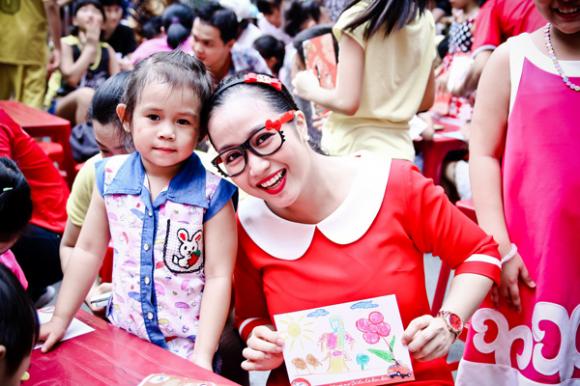 Ốc Thanh Vân, vợ chồng Ốc Thanh Vân, gia đình Ốc Thanh Vân, Ốc Thanh Vân đeo nhầm kính, Ốc Thanh Vân trổ tài vẽ tranh, Ốc Thanh Vân vẽ tranh tặng chồng con