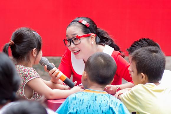 Ốc Thanh Vân, vợ chồng Ốc Thanh Vân, gia đình Ốc Thanh Vân, Ốc Thanh Vân đeo nhầm kính, Ốc Thanh Vân trổ tài vẽ tranh, Ốc Thanh Vân vẽ tranh tặng chồng con