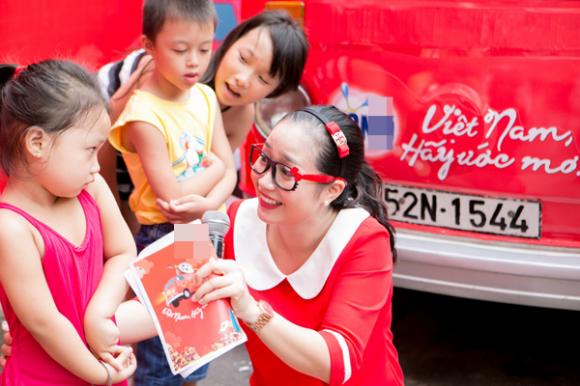 Ốc Thanh Vân, vợ chồng Ốc Thanh Vân, gia đình Ốc Thanh Vân, Ốc Thanh Vân đeo nhầm kính, Ốc Thanh Vân trổ tài vẽ tranh, Ốc Thanh Vân vẽ tranh tặng chồng con