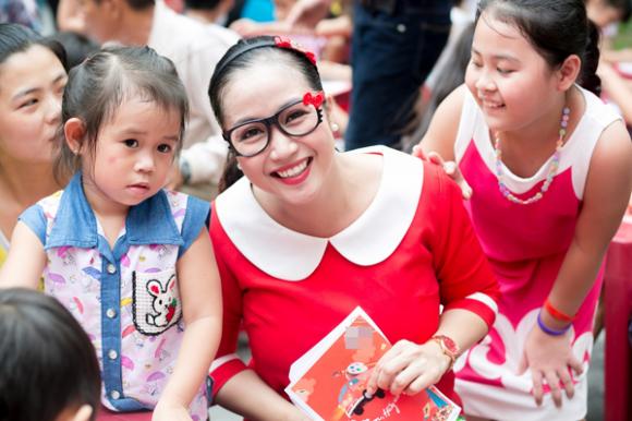 Ốc Thanh Vân, vợ chồng Ốc Thanh Vân, gia đình Ốc Thanh Vân, Ốc Thanh Vân đeo nhầm kính, Ốc Thanh Vân trổ tài vẽ tranh, Ốc Thanh Vân vẽ tranh tặng chồng con