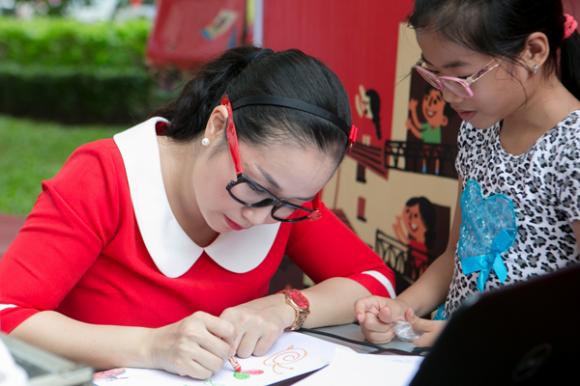 Ốc Thanh Vân, vợ chồng Ốc Thanh Vân, gia đình Ốc Thanh Vân, Ốc Thanh Vân đeo nhầm kính, Ốc Thanh Vân trổ tài vẽ tranh, Ốc Thanh Vân vẽ tranh tặng chồng con