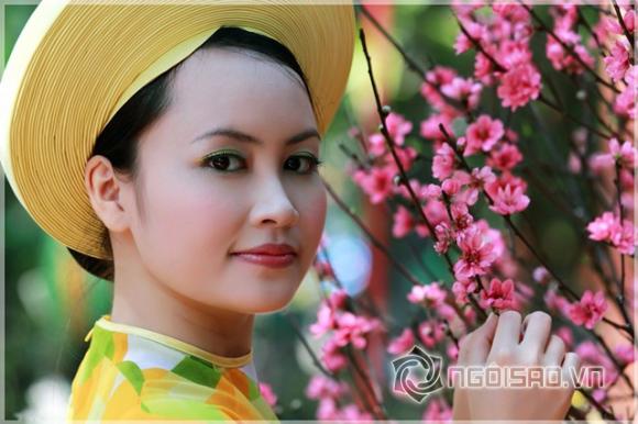 Nữ ca sĩ Hoàng Hoa, ca si Hoang Hoa, nữ ca sĩ trẻ xinh đẹp,  Ca khúc Cho người tình nhỏ, Rất Huế…, ca khúc Ca sĩ hát mộc, Nữ sĩ hát rong