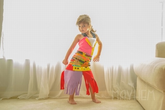 Bé gái 4 tuổi thiết kế thời trang bằng giấy gây sốt cộng đồng, Bé gái 4 tuổi thiết kế thời trang, thiết kế thời trang, cộng đồng, giới trẻ, tin ngôi sao