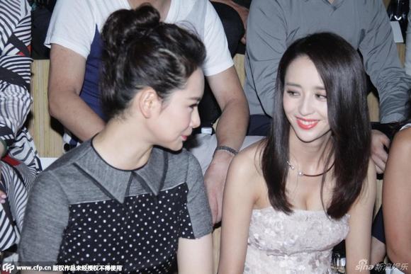 Đồng Lệ Á, tiểu Hoa đán Đồng Lệ Á, Đồng Lệ Á tụt váy, Đồng Lệ Á gặp sự cố váy áo, tin ngoi sao