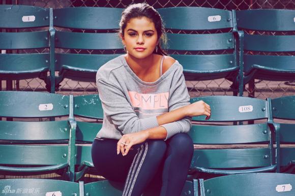 Selena Gomez, Selena Gomez khỏe khoắn, Selena Gomez trang phục thể thao, Selena Gomez da bánh mật, Selena Gomex da nâu, ảnh Selena Gomez
