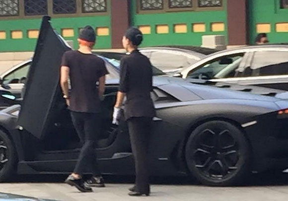 G-Dragon,G-Dragon và bạn gái người mẫu,G-Dragon công khai hẹn hò,G-Dragon siêu xe hơn 26 tỷ đồng