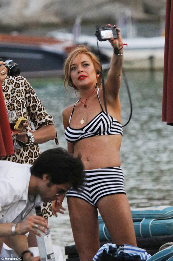 Lindsay Lohan,Lindsay Lohan xập xệ,Lindsay Lohan bụng béo, sao xập xệ, sao tàn tạ, sao xấu
