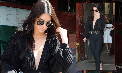 em gái Kim,Kendall Jenner,em gái Kim thảm họa với trang phục xuyên thấu,Kendall Jenner gây náo loạn,gu thời trang thảm họa của em gái Kim,sao Hollywood