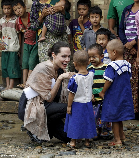 Angelina Jolie,Angelina Jolie và Pax Thiên đi thăm người tị nạn,con trai nuôi gốc việt pax thiên,gia đình Angelina Jolie