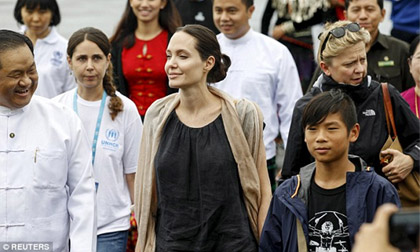 Angelina Jolie,ảnh khỏa thân của Angelina Jolie,Angelina Jolie năm 20 tuổi,ảnh của Angelina Jolie được rao bán,bức ảnh đen trắng của Angelina Jolie,Angelina Jolie tươi trẻ,Angelina Jolie nổi loạn
