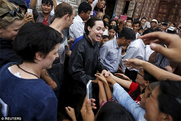 Angelina Jolie,Angelina Jolie và Pax Thiên đi thăm người tị nạn,con trai nuôi gốc việt pax thiên,gia đình Angelina Jolie