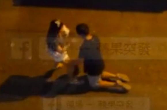 cô gái giẫm đạp lên đầu bạn trai, giẫm đạp lên bạn trai, chàng trai quỳ lạy bạn gái, giới trẻ