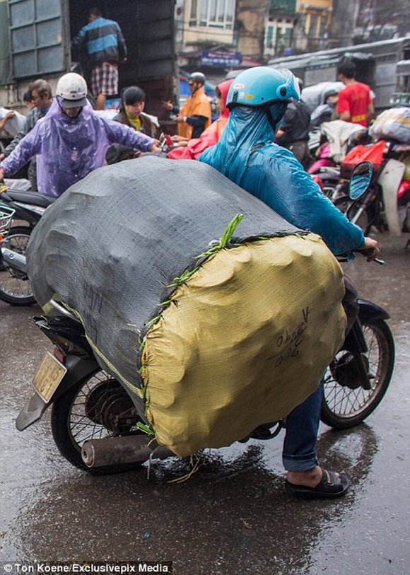 Những hình ảnh chở cồng kềnh quá tải ở Việt Nam lên báo nước ngoài 12