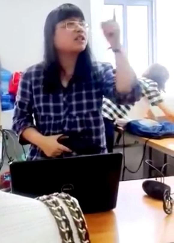 co giao cung bo cap. co giao cung bo cap chui mang hoc vien, co giao chui hoc vien, co giao trung tam chui hoc vien, co giao le na, le na, tin tuc sao