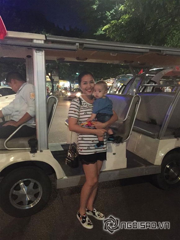 ốc thanh vân,ốc thanh vân và con trai út,ốc thanh vân ngồi ăn vìa hè hà nội,gia đình ốc thanh vân