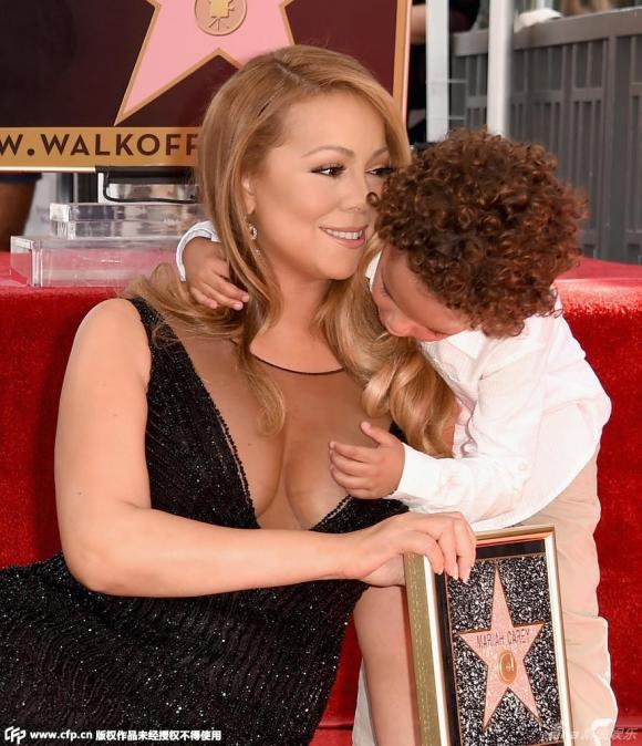 Mariah Carey, con trai Mariah Carey, Mariah Carey bị con trai sờ ti, ca sĩ Mariah Carey, sao bị đụng chạm vòng một, tin tuc sao 