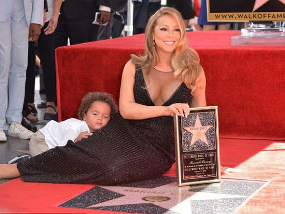 Mariah Carey, con trai Mariah Carey, Mariah Carey bị con trai sờ ti, ca sĩ Mariah Carey, sao bị đụng chạm vòng một, tin tuc sao 