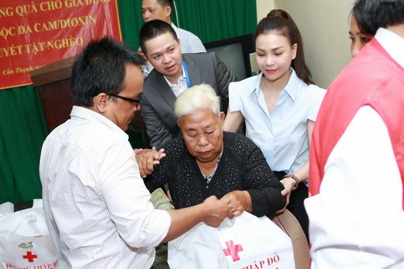 Tra ngoc hang,nguoi dep tra ngoc hang,a hau tra ngoc hang,tra ngoc hang lam tu thien,co be cam xin dong ho tra ngoc hang
