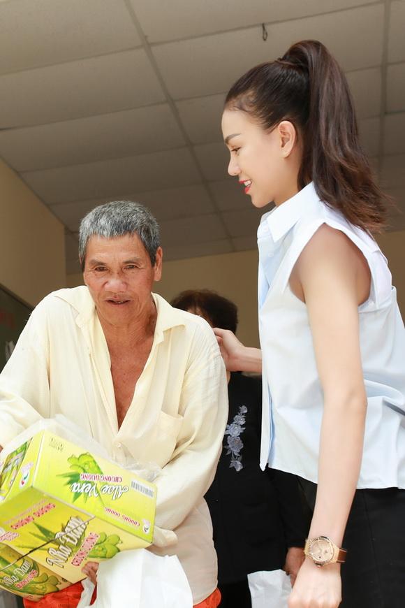 Tra ngoc hang,nguoi dep tra ngoc hang,a hau tra ngoc hang,tra ngoc hang lam tu thien,co be cam xin dong ho tra ngoc hang