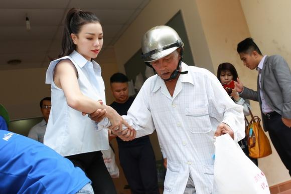 Tra ngoc hang,nguoi dep tra ngoc hang,a hau tra ngoc hang,tra ngoc hang lam tu thien,co be cam xin dong ho tra ngoc hang