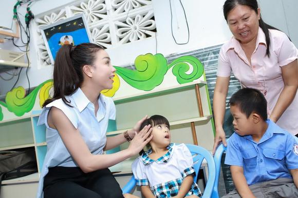 Tra ngoc hang,nguoi dep tra ngoc hang,a hau tra ngoc hang,tra ngoc hang lam tu thien,co be cam xin dong ho tra ngoc hang